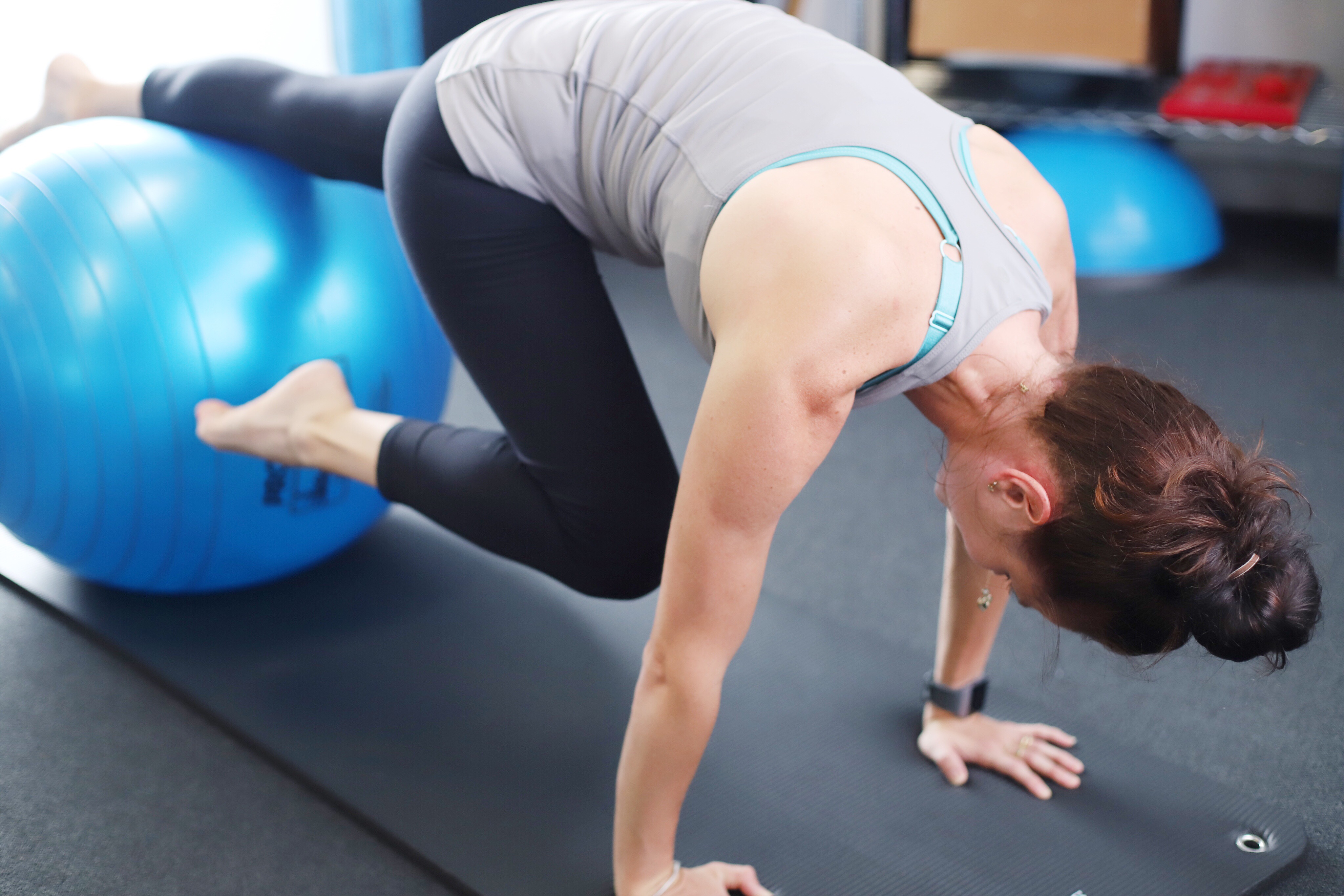 Swiss ball knee tuck